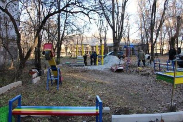 В Запорожье продолжают устанавливать детские площадки