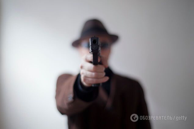 В Киеве неизвестный с пистолетом напал на девушку в лифте