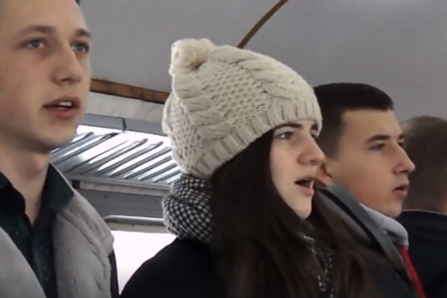 Студенти моляться за Україну