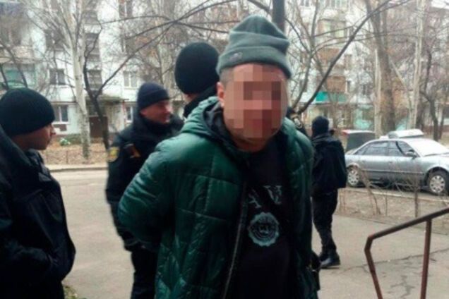 В Запорожье пассажир, угрожая пистолетом, ограбил таксиста