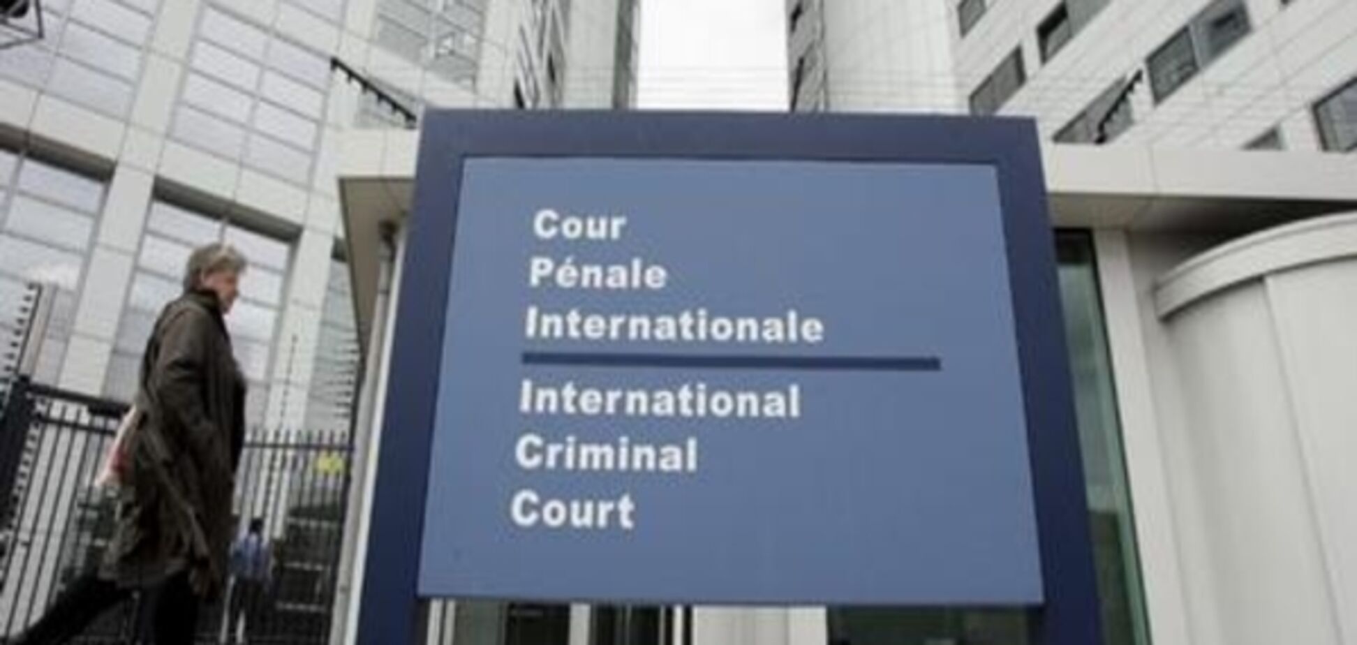 Луценко передав до МКС докази воєнних злочинів РФ на Донбасі