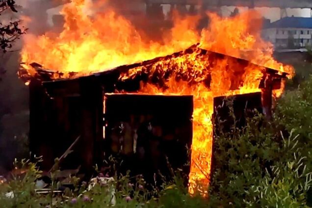 В Запорожской области горел гараж с машиной