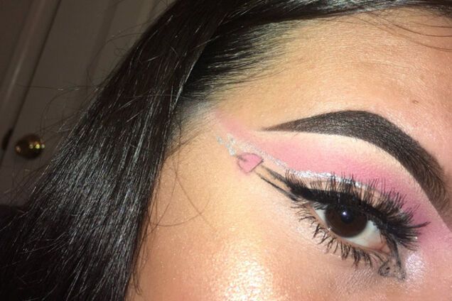 Новым модным трендом стал макияж с мужскими гениталиями