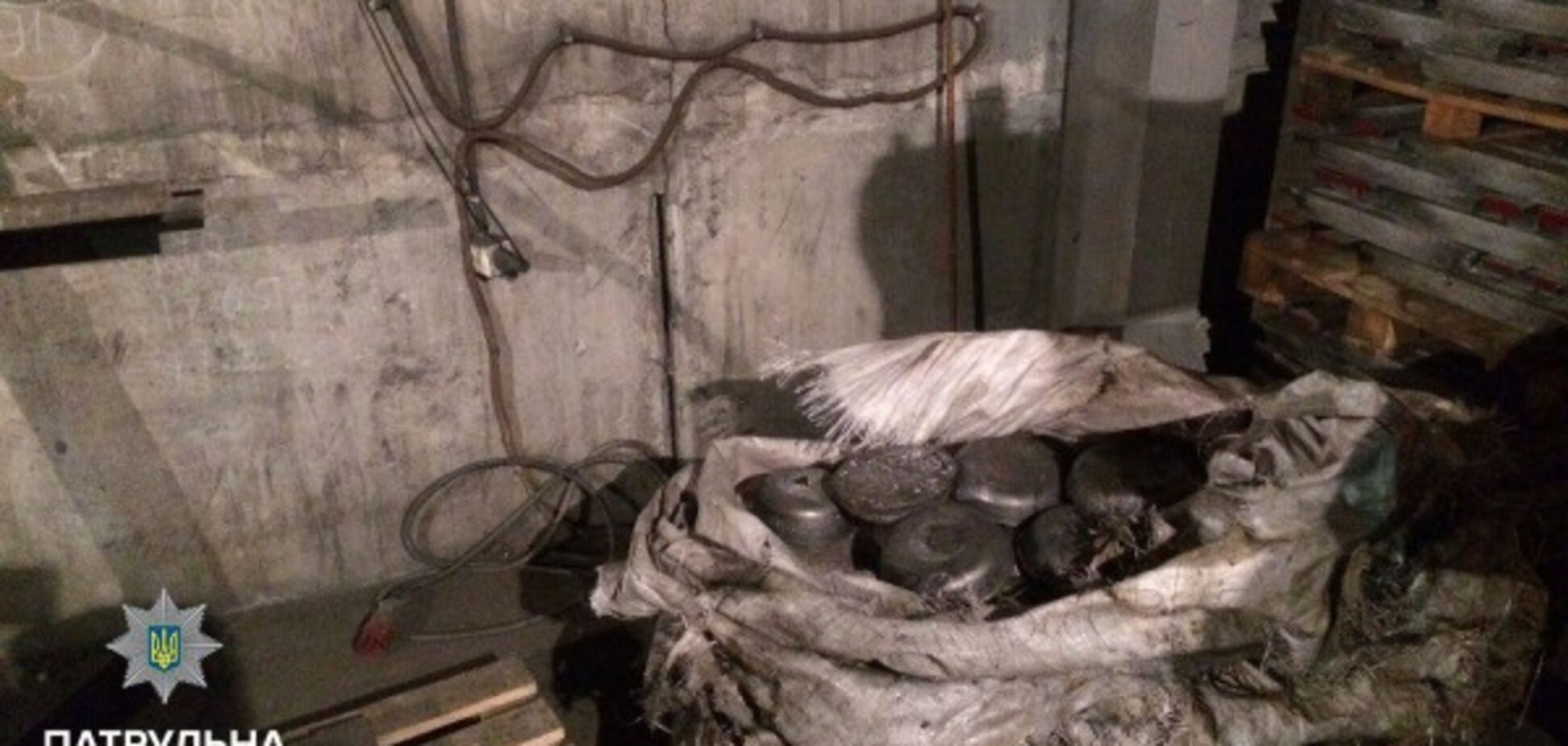 В Запорожье двое мужчин украли тонну металла