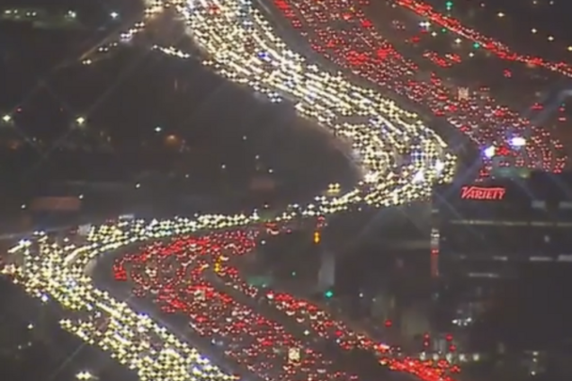 Дух захватывает: соцсети взорвало видео сумасшедшего трафика в Лос-Анджелесе