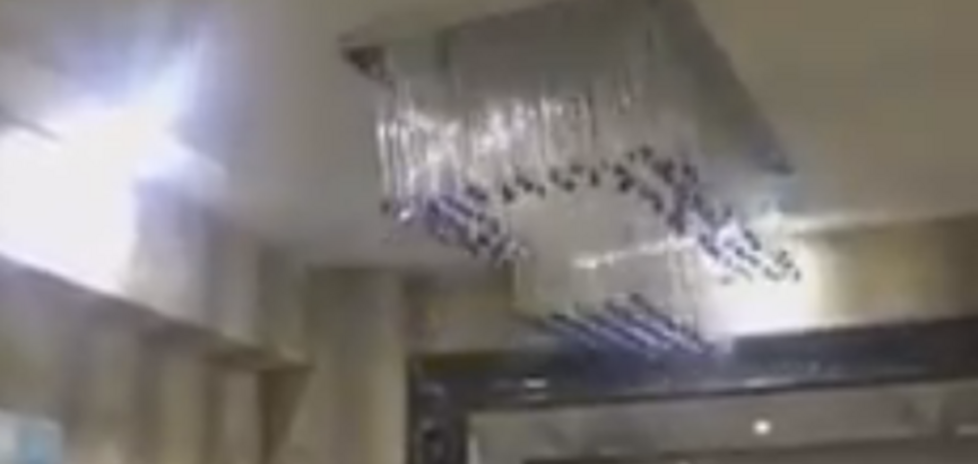 Появилось видео, как в Китае от землетрясения качались люстры