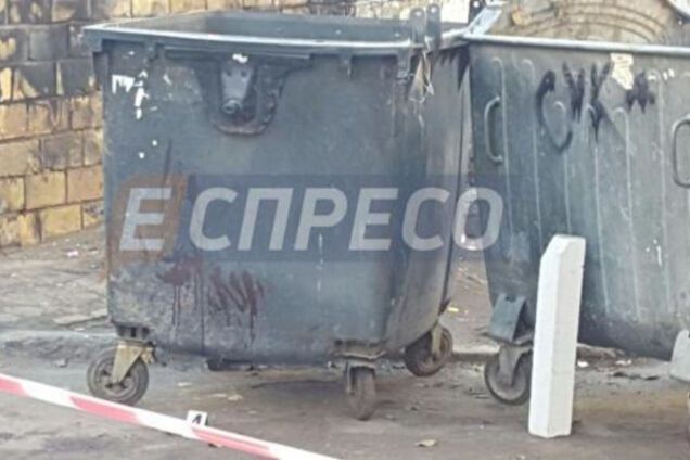 В Киеве труп мужчины спрятали в мусорном баке