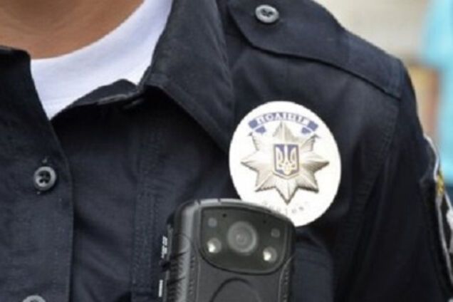 У Рівному чоловік напідпитку кинувся з кулаками на жінку-поліцейську