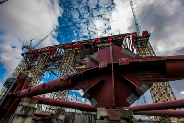 В Чернобыле установили арку над энергоблоком