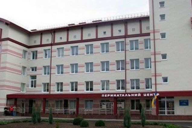 Девушке пришлось рожать в коридоре перинатального центра, и ещё заплатить за это