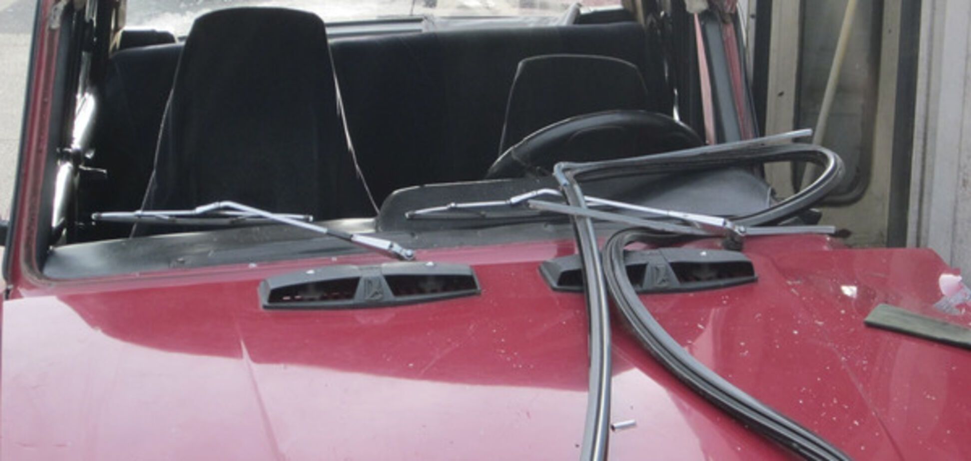 В Запорожье трамвай смял легковушку