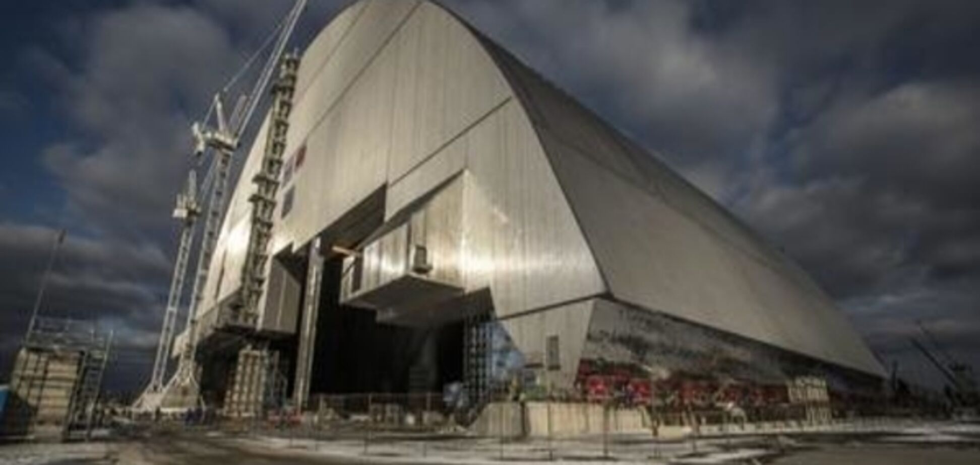 Четвертий реактор Чорнобильської АЕС укрили захисною аркою