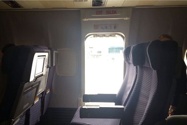 аварийный выход в самолете