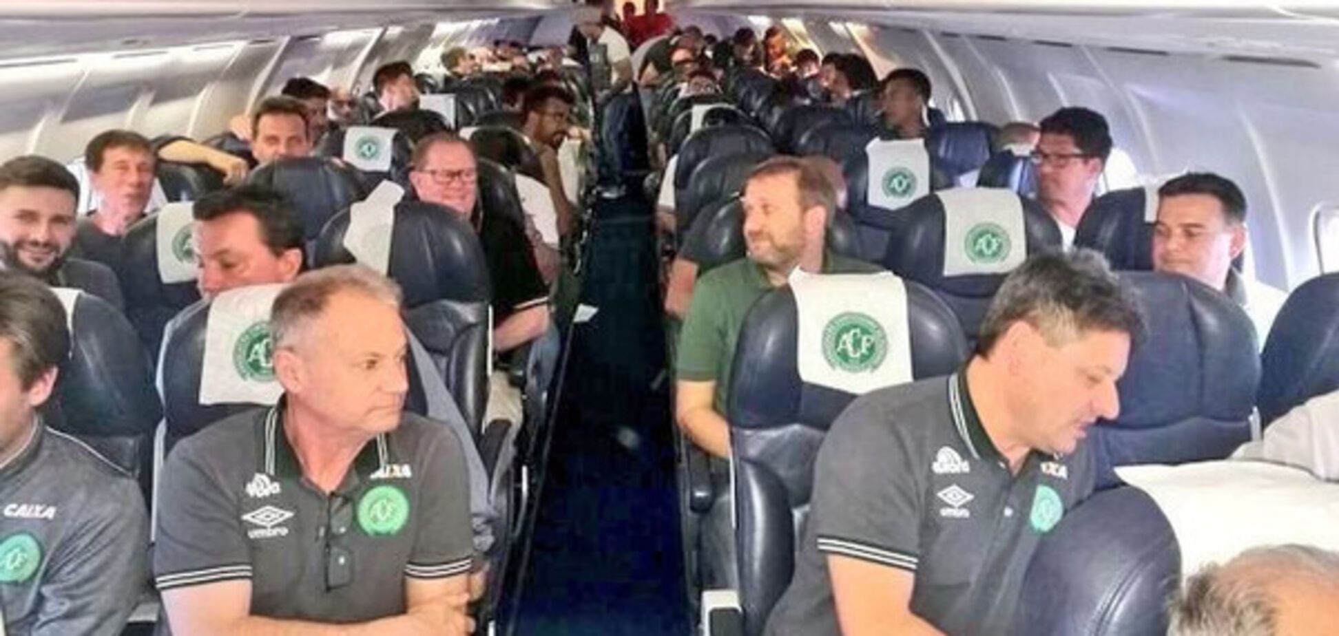 Футболисты самолета