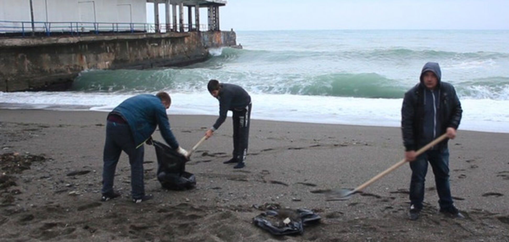 На побережье Судака нашли мазут