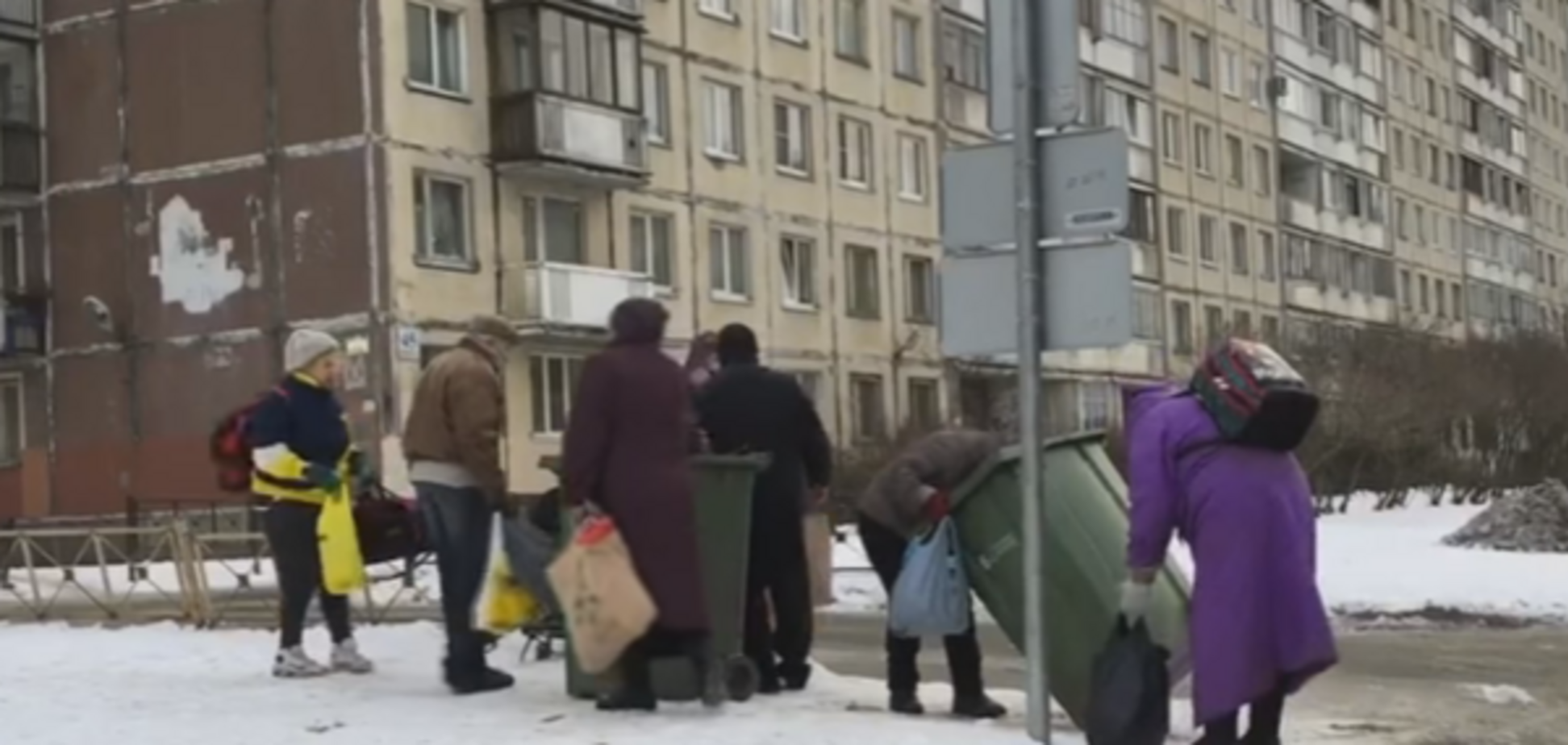 Жители Санкт-Петербурга роются в мусорных баках