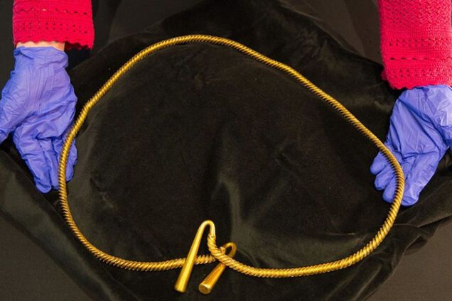 Золотое ожерелье (торк) возрастом более трех тысяч лет