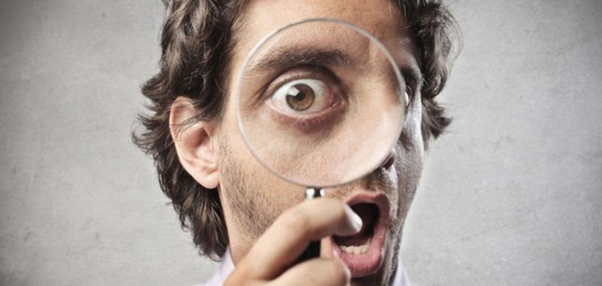 смотреть в увеличительное стекло