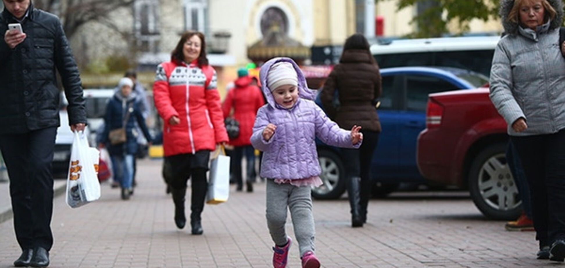 'Ждет, когда на протезе вырастут пальчики': история 3-летней девочки из Мариуполя, которая потеряла ногу под огнем 'градов'