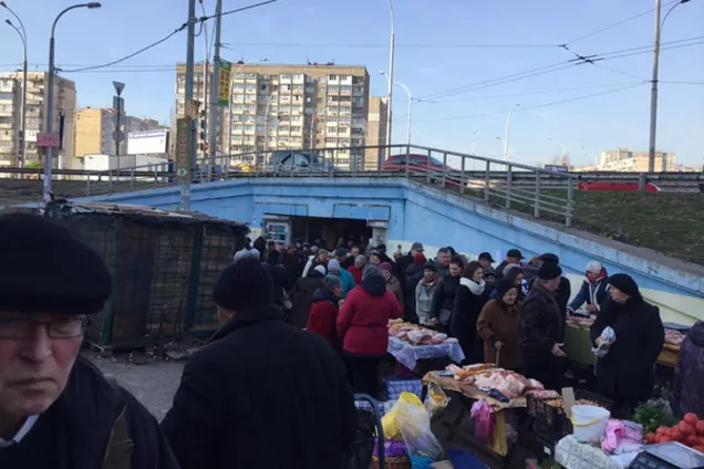 торговля возле станции метро \"Героев Днепра\"