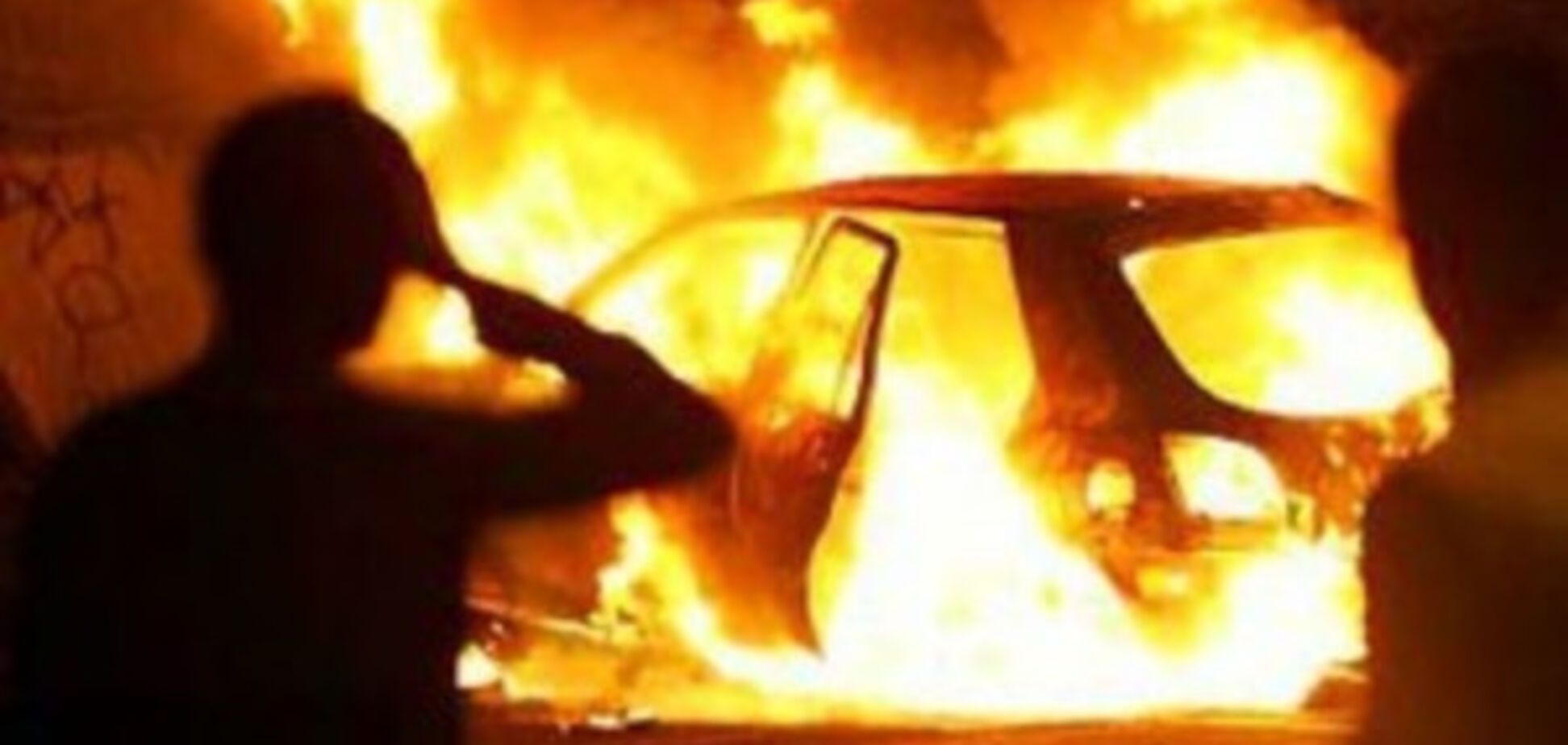На Прикарпатті спалахнуло авто, постраждав чоловік