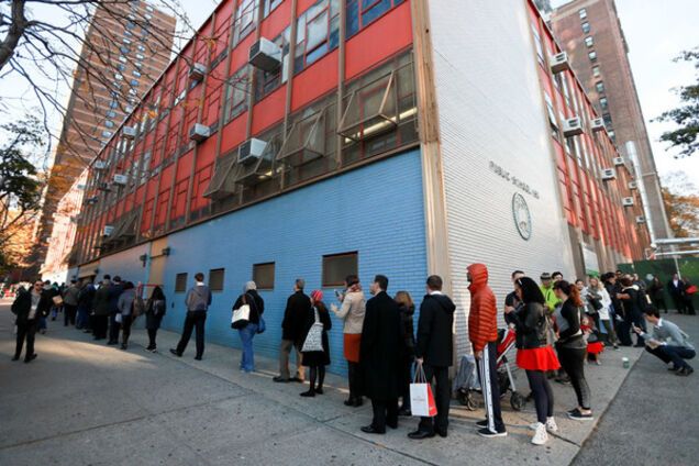 Появились фото огромных очередей на избирательных участках в США