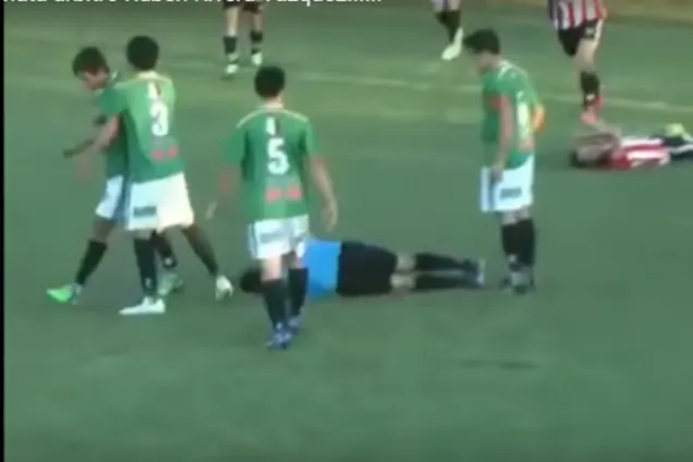 Появилось видео, как мексиканский футболист убил судью во время матча