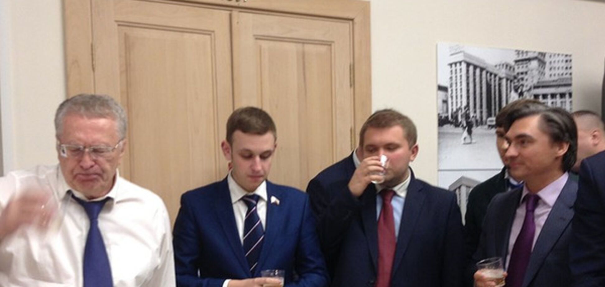 Жириновский устроил пьянку прямо в Госдуме по поводу победы Трампа: опубликовано фото