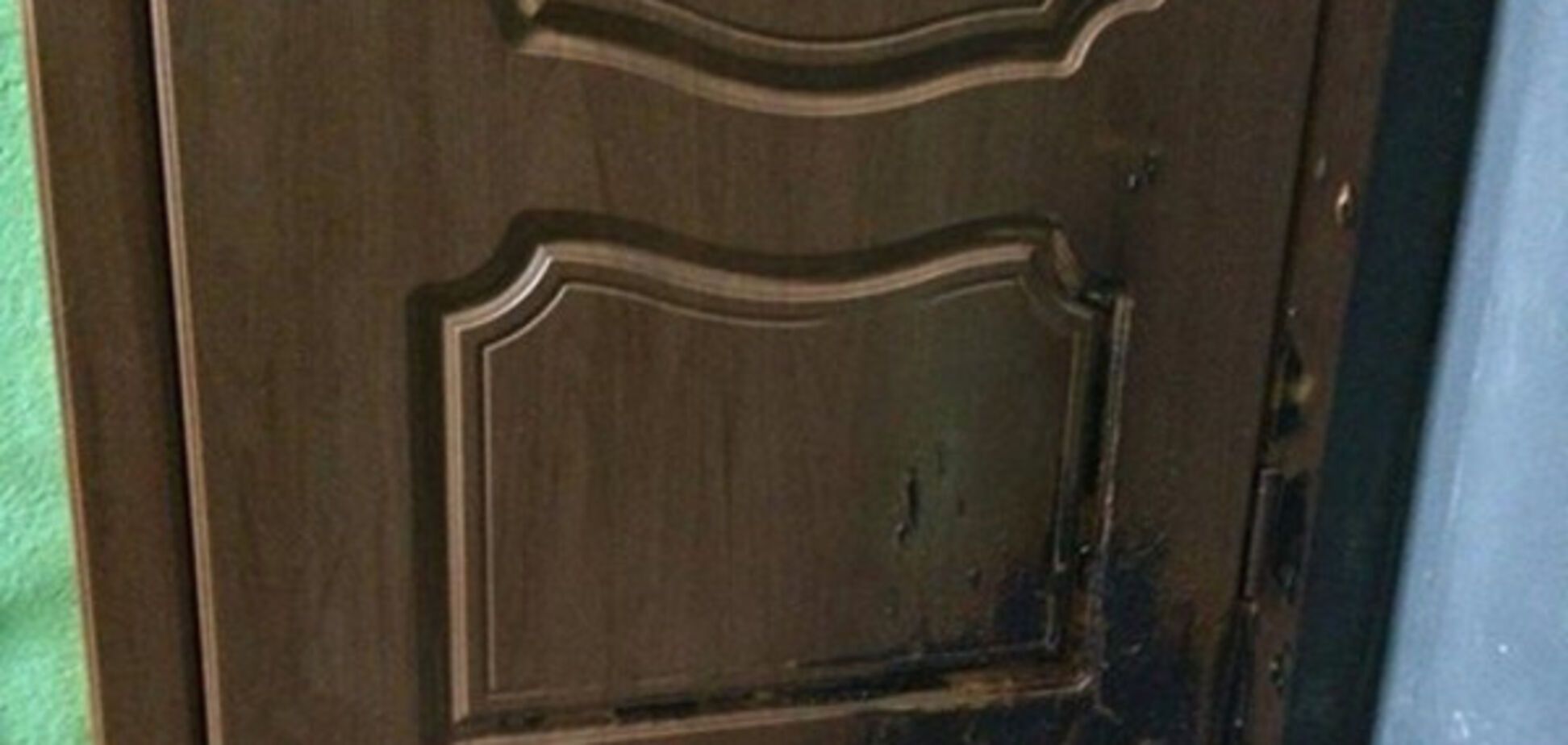 Мэру Херсона подожгли дверь