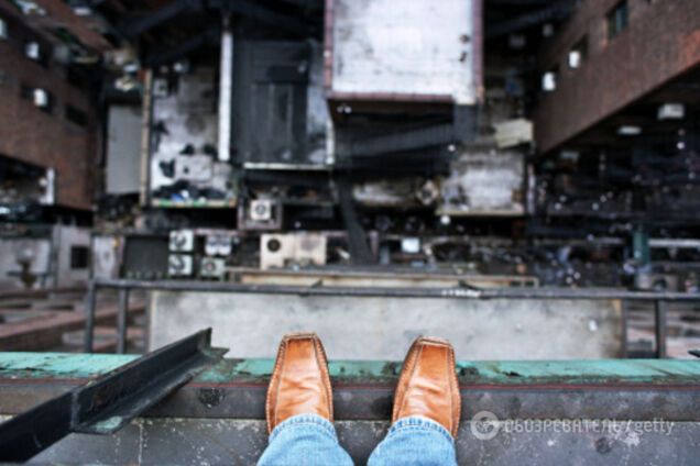 Выбросился с этажа