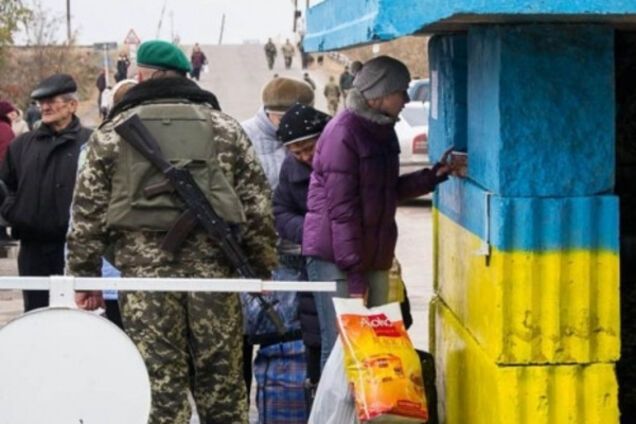 Очередь на пункте пропуска в Станице Луганской