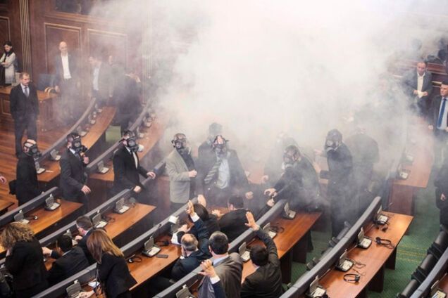 Косово, полиция в масках проверяет парламент