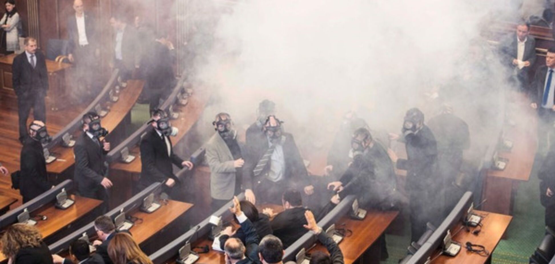 Косово, полиция в масках проверяет парламент