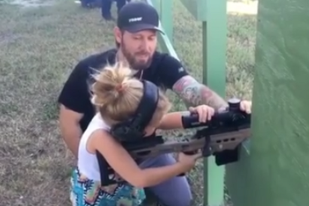 Папина дочка: сеть изумило видео, как малышка стреляет из автомата