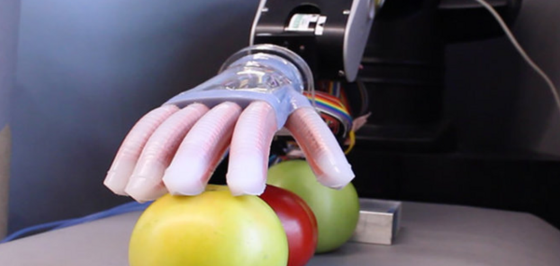 чувствительная рука робота