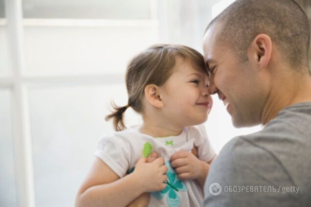 Соцмережі зворушило відео, як тата вчать доньок впевненості в собі