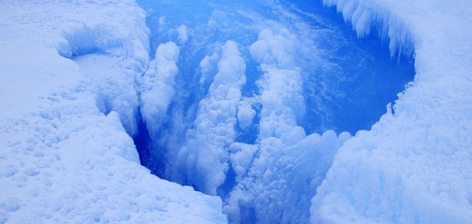 кратер на Восточно-Антарктическом ледяном шельфе