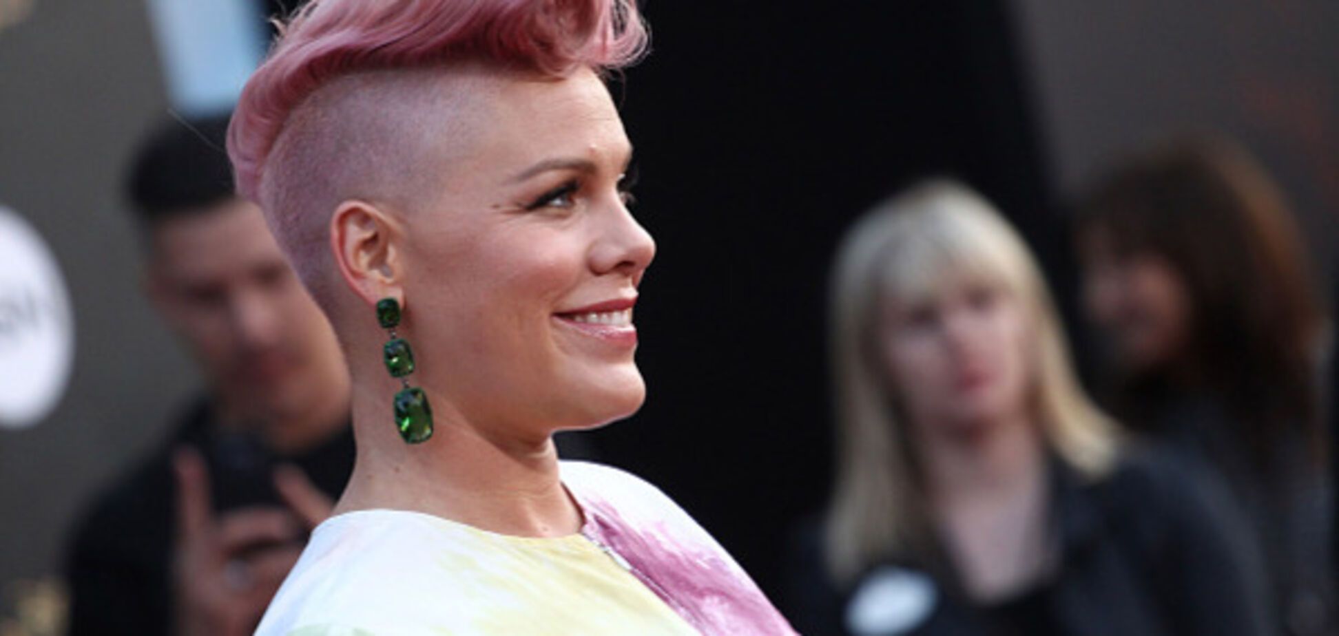 В стиле 'ню': беременная Pink обнажила животик