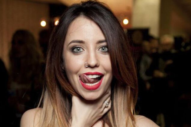 Певица Потапа показала на красной дорожке округлившийся живот