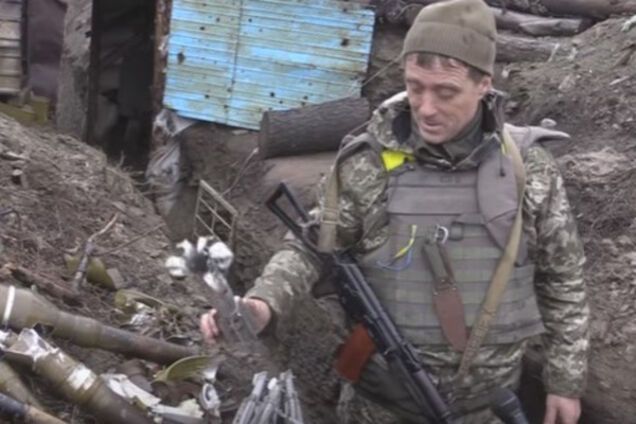 Боец АТО показал \'подарки\' от террористов