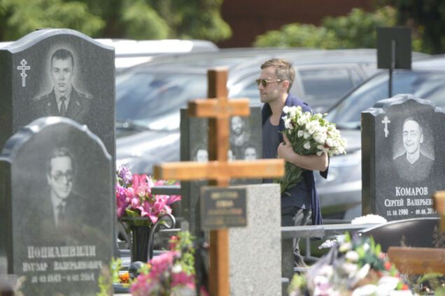 Дмитрий Шепелев на кладбище