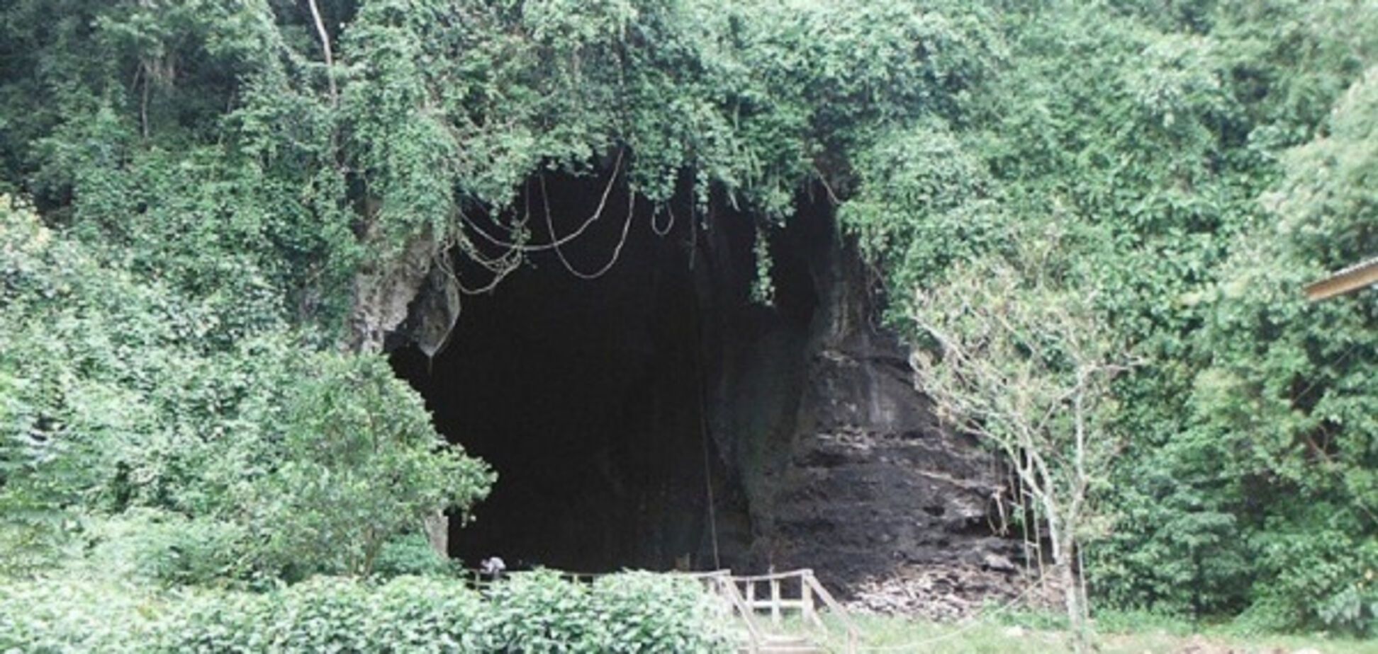 Иллюстрация: вход в пещеру