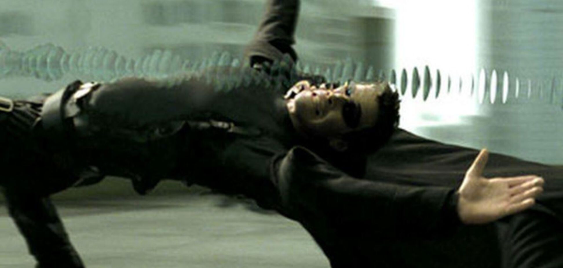 кадр из фильма \'Матрица\', эффект Bullet Time