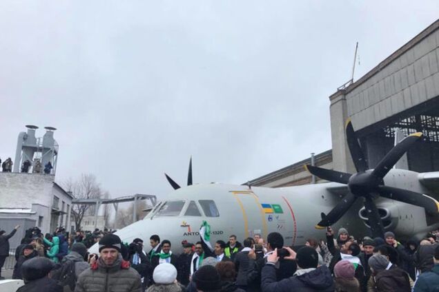 Порошенко дал добро: \'Антонов\' представил новый самолет