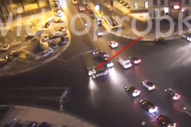 В Киеве маршрутка врезалась в автомобиль: опубликовано видео