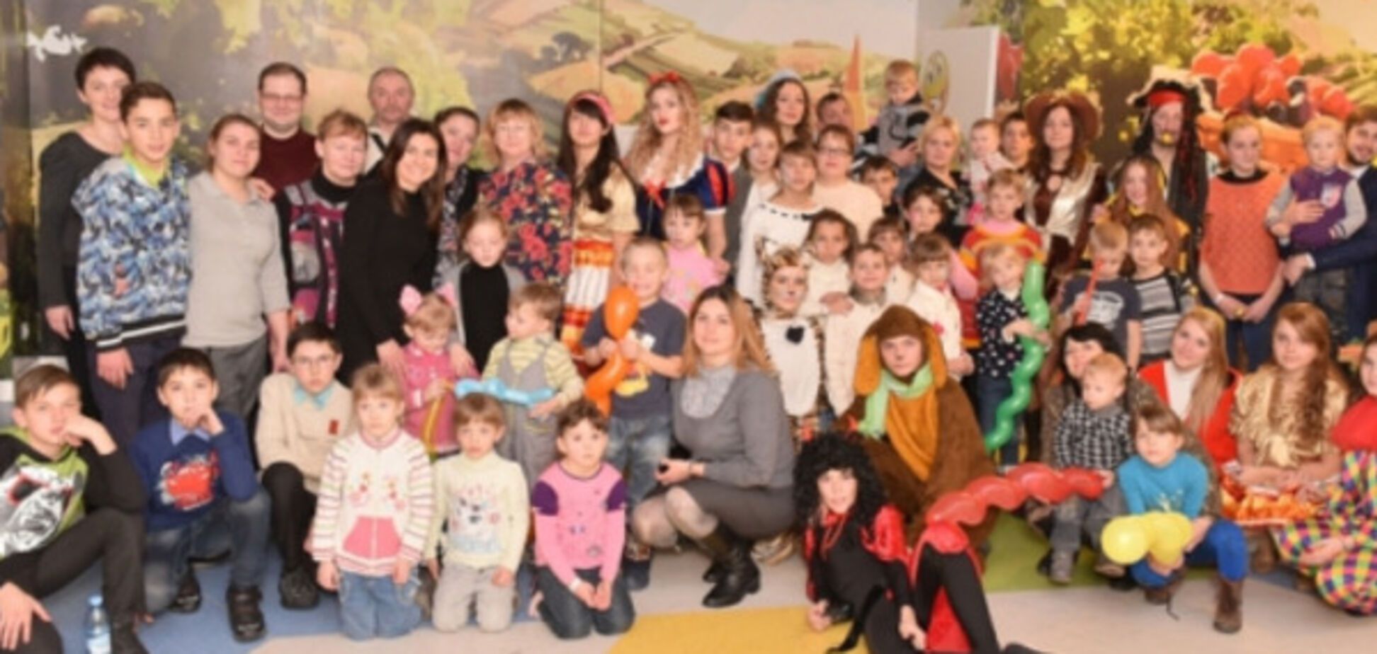 Фонд Ахметова организовал праздник для детдомов семейного типа в Мариуполе