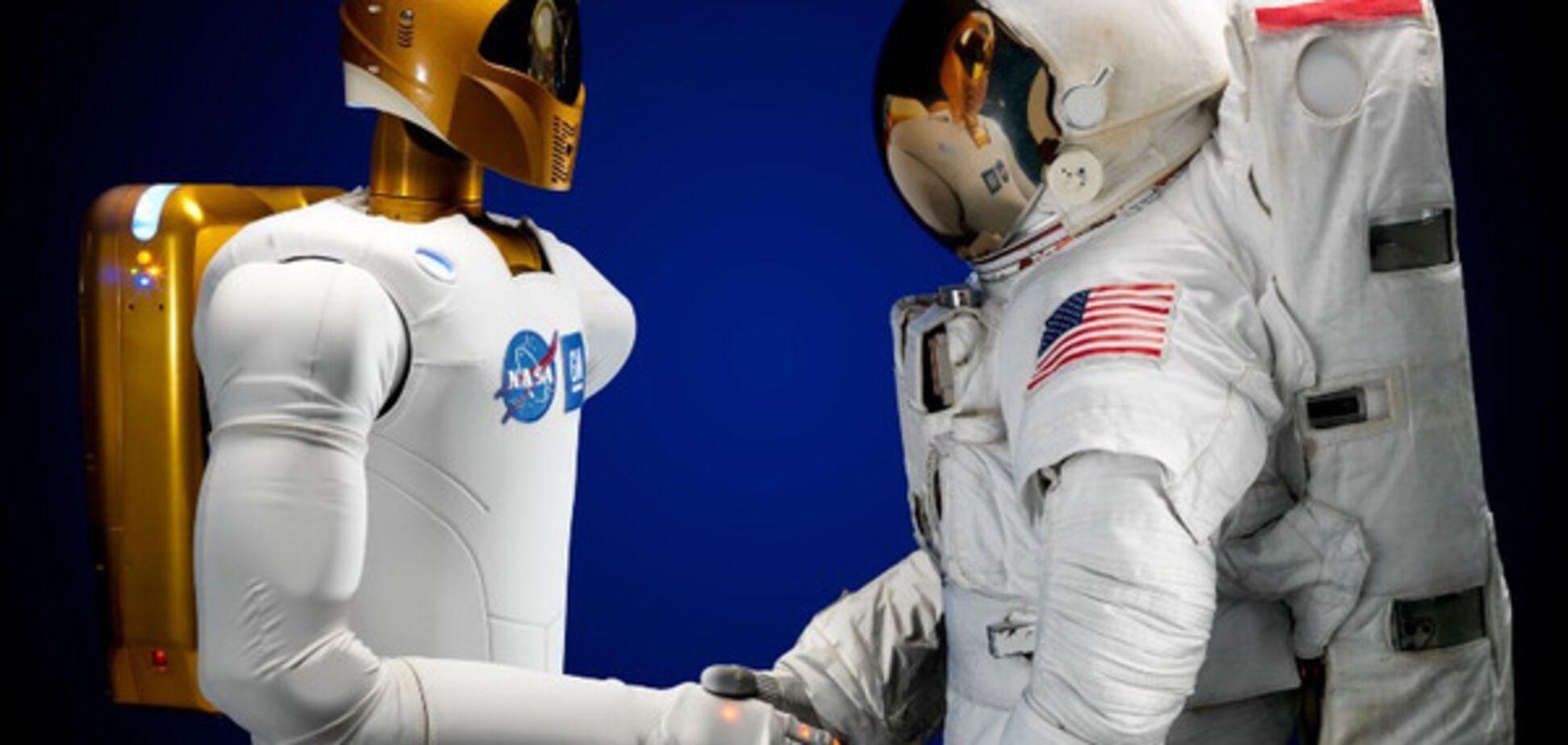 робот и человек в космосе