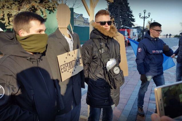 Возле Верховной Рады повесили чучела браконьера и еврооптимиста