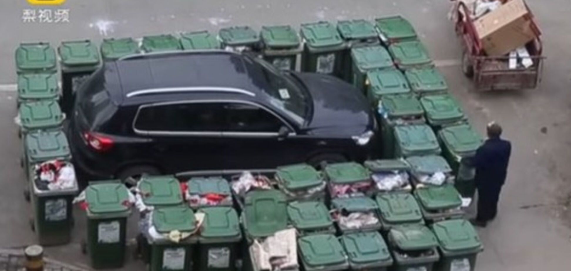 Жестокая месть герою парковки: авто заблокировали мусорниками