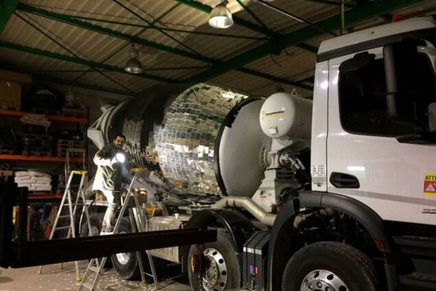 Гламурная бетономешалка: художник превратил строительную машину в диско-шар